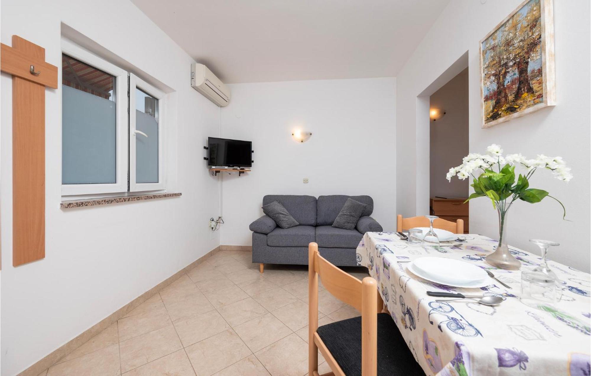 1 Bedroom Gorgeous Apartment In Banjole Exterior photo